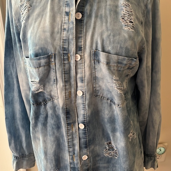 SUPER CUTE Distressed Denim Button Front Shirt - Size 1X Jean Top 💙💙💙 - Picture 2 of 7